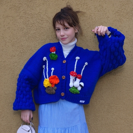 Mavi El Örgüsü Kadın Hırka Kabarık Ahududu Kollu, Oversize, Amigurumi Mantar & Yosun Aplikeli
