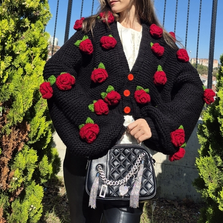 Oversize Siyah El Örgüsü Kadın Hırka – 3D Kırmızı Güllü, Romantik & El Yapımı Tasarım