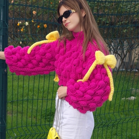 Pembe Fuşya Ahududu Model Crop Kazak – Omuzları Kurdeleli, Kalın Dokulu El Yapımı Sweater