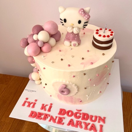 Hello Kitty Cake