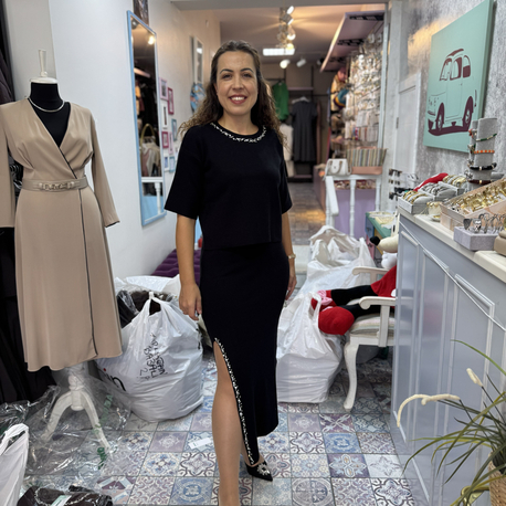 Yakası taşlı Triko takım