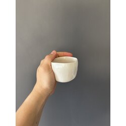 Ele avuca sığan bembeyaz kahve bardağı