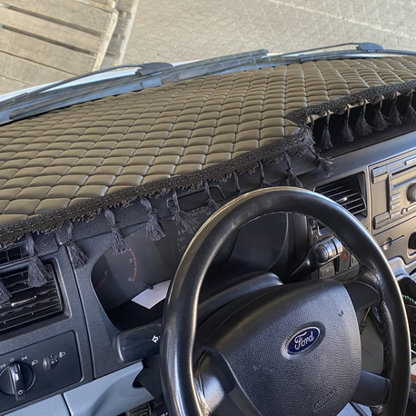 FORD TRANSİT 2007/2012 model arası SİYAH, Siyah Püsküllü Torpido ÖRTÜSÜ