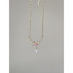 ÇELİK ÇİÇEK DETAYLI GOLD KOLYE (pembe taşlı)