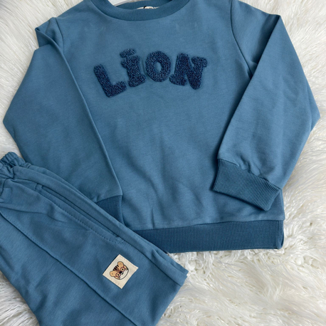Lion kabartmalı takım