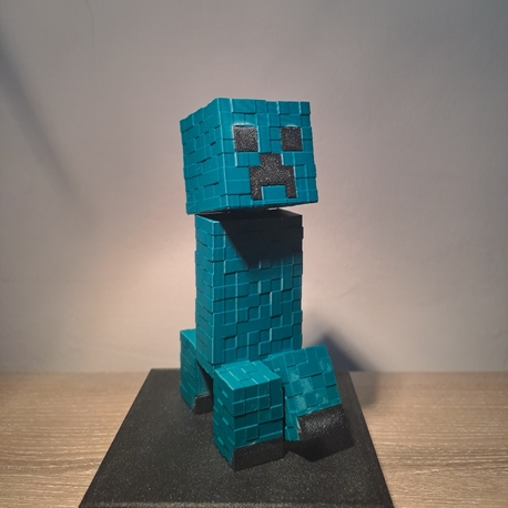 Hareketli Creeper figürü 