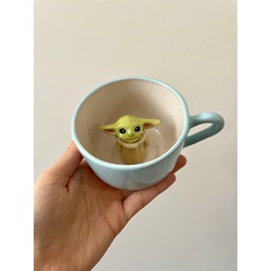 El yapımı baby yoda figürlü seramik kupa 