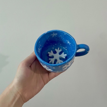 El yapımı kar tanesi figürlü seramik kupa 