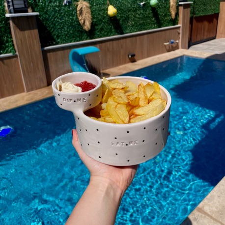 El yapımı eat me / dip me yazılı seramik sosluklu patates/cips kasesi