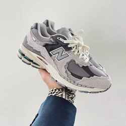 NEW BALANCE 2002R