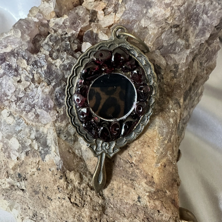 Ayna çerçeveli,garnet taşlı Ayna kolye