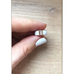 Beyaz taşlı kıkırdak küpe