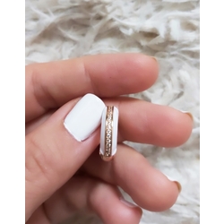 Ortası sıra taşlı beyaz küpe