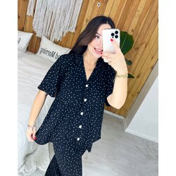Siyah üzerine beyaz puanlı pileli model