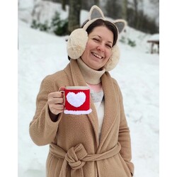 Beyaz Kalpli El Örgüsü Kırmızı Kupa Kılıfı ve Seramik Kupa