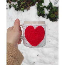 Kırmızı Kalpli Beyaz El Örgüsü Kupa Kılıfı ve Seramik Kupa