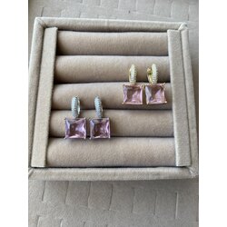 Pembe taş detaylı küpe