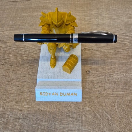 3D Baskı İsme Özel Gümüş Renk Kalem & Telefon Tutan Şövalye