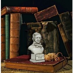 Edgar Allan Poe Büstü 