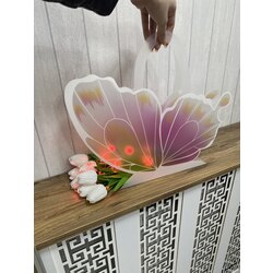 Pembe kelebek çantalı beyaz lale buketi