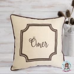 kahverengi çerçeveli isimli yastık