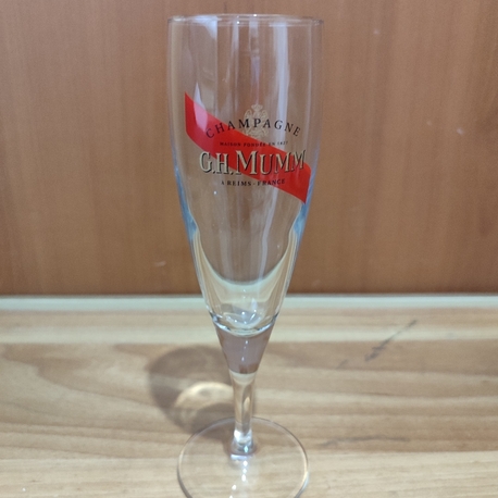 G. H. Mumm Champagne Kadeh