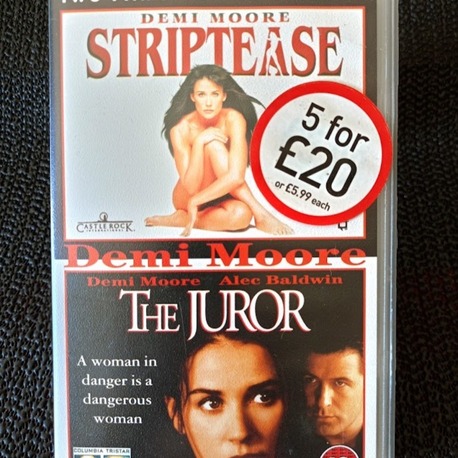STRIPTEASE ve THE JUROR TEK KASET İKİ FİLM. 