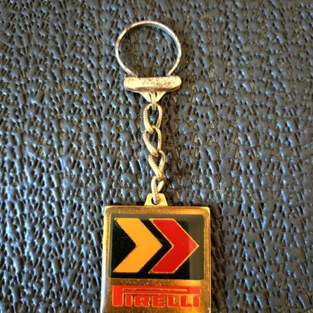 ESKİ PİRELLİ METAL ANAHTARLIK 90 LAR VİNTAGE.