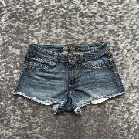 Düşük Bel Yırtık Detaylı Kadın Denim Şort
