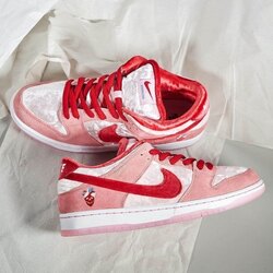Nike SB Dunk Low StrangeLove Skateboards