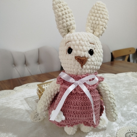 Sevimli Pembe Elbiseli Şirin Amigurumi Tavşan  
