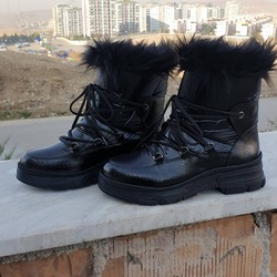 Siyah Püsküllü kar botu