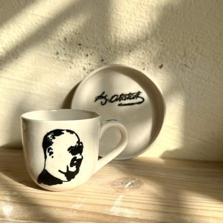 Kemal Atatürk imzalı ve suretli fincan