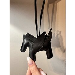 Deri Siyah Pegasus Çanta Charm