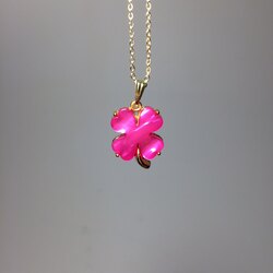Yonca figürlü pembe sedefli küpe 