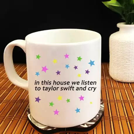 in this house we listen to taylor swift and cry - Beyaz Kupa