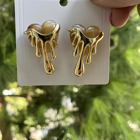 Kahve tonlu gold detay kalp küpe 