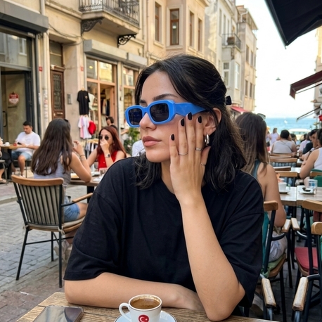 Mavi Çerçeveli Güneş Gözlüğü