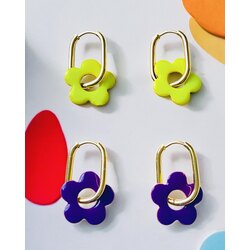 Neon mini çiçek charmlı çelik halkalı küpe- sarı&mor