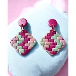 Bargello pembe sallantılı dörtgen küpe