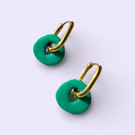 Mini yeşil charm küpe 