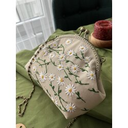 Papatya El Nakışlı Klipsli Çanta