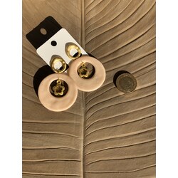 El yapımı gold aksesuarlı küpe
