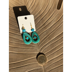 El yapımı yıldız detaylı küpe