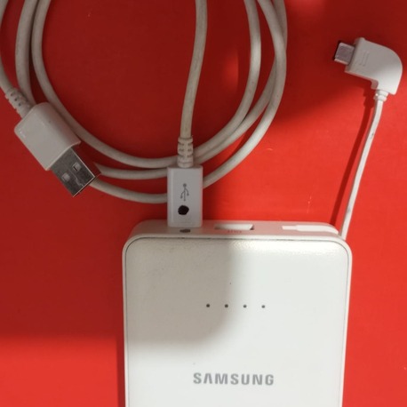 SAMSUNG Powerbank Şarj cihazı ( Tek sefer dolum yapar , Kablosuyla, İkinci el)