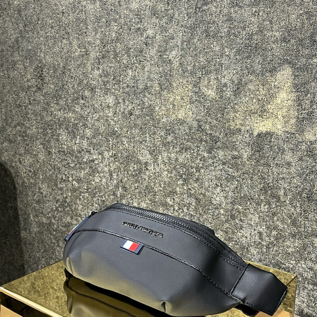 TOMMY HILFIGER ÇAPRAZ OMUZ ASMALI ÇANTA