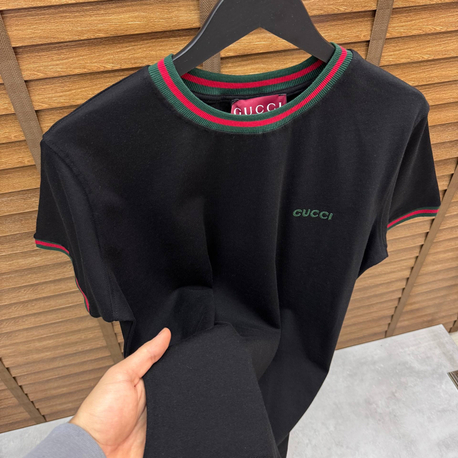 GUCCİ-SİYAH TİŞÖRT YAKA DETAYLI