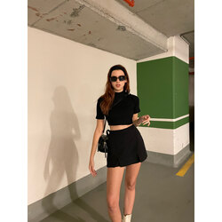 Siyah Dik Yaka Kısa Kollu Crop Top