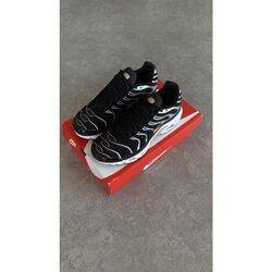 Air Max Plus Black Dark Grey Hyper Crimson