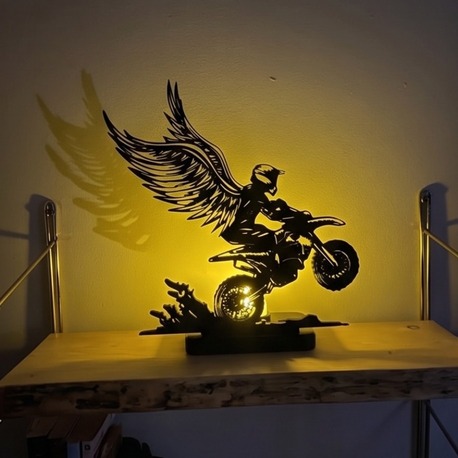 Asfaltın Melekleri: Kanatlı Motosikletçi Figürlü Dekoratif Aydınlatma